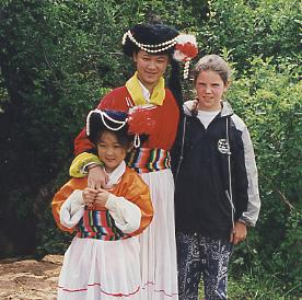 Mère et fille en costume Mosu