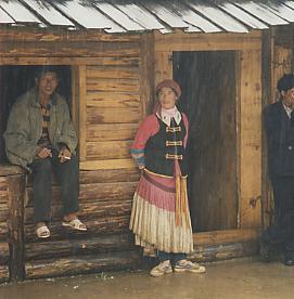 Femme Yi  l´abri