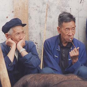 Deux hommes au marché de Wase